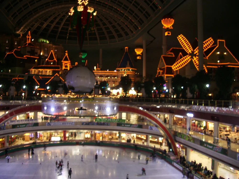 Raining on the Day You’re Choosing Between Lotte World and Everland? Start by Seeing What the Weather Will Take Away