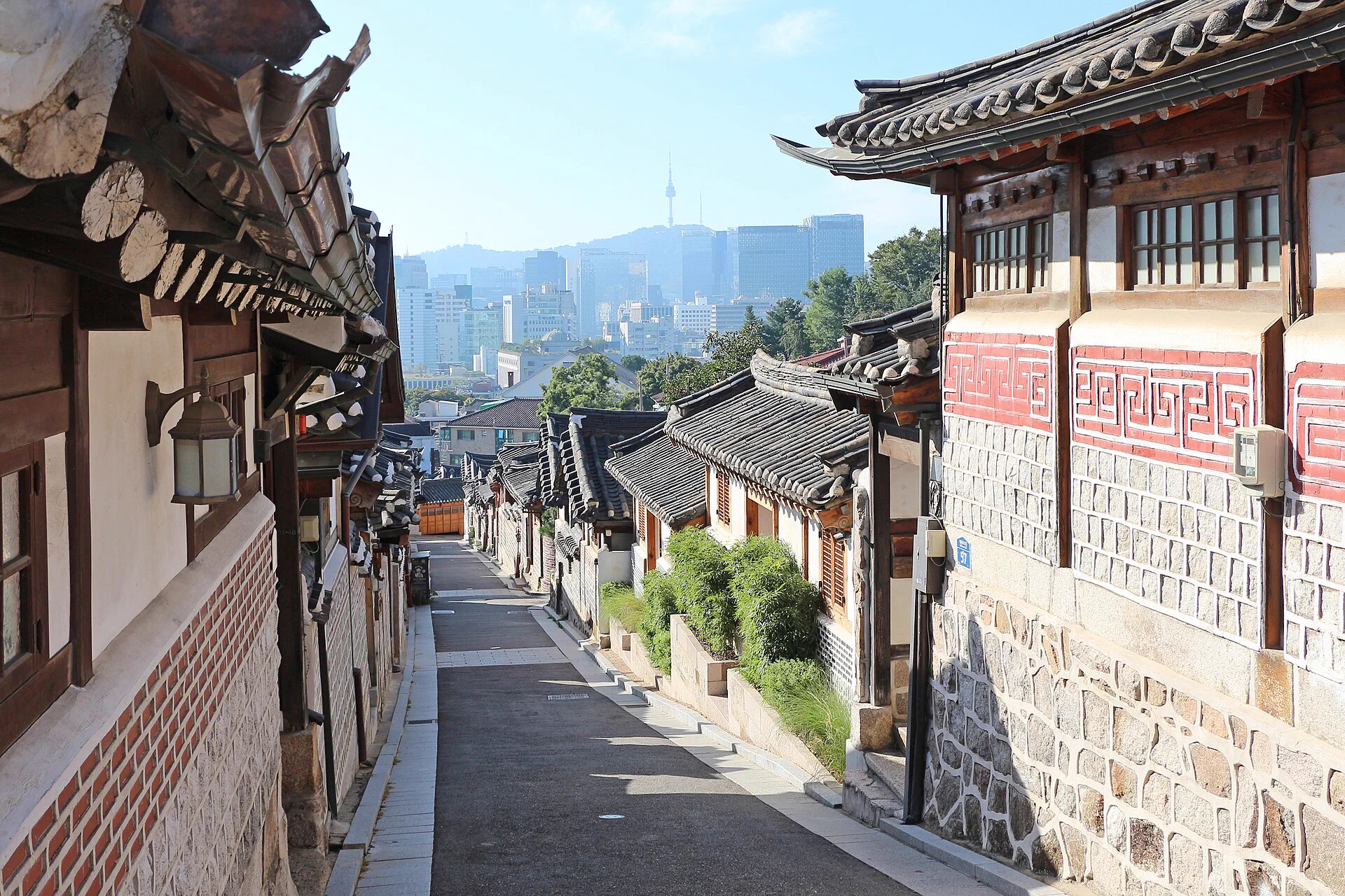 Where to Stay in Jongno: Old-Town Mornings vs Late-Night Commutes