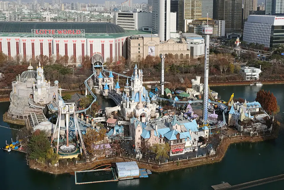 Getting to Lotte World: Saving 5 Minutes in the Morning Is Not Worth One Extra Transfer at Night
