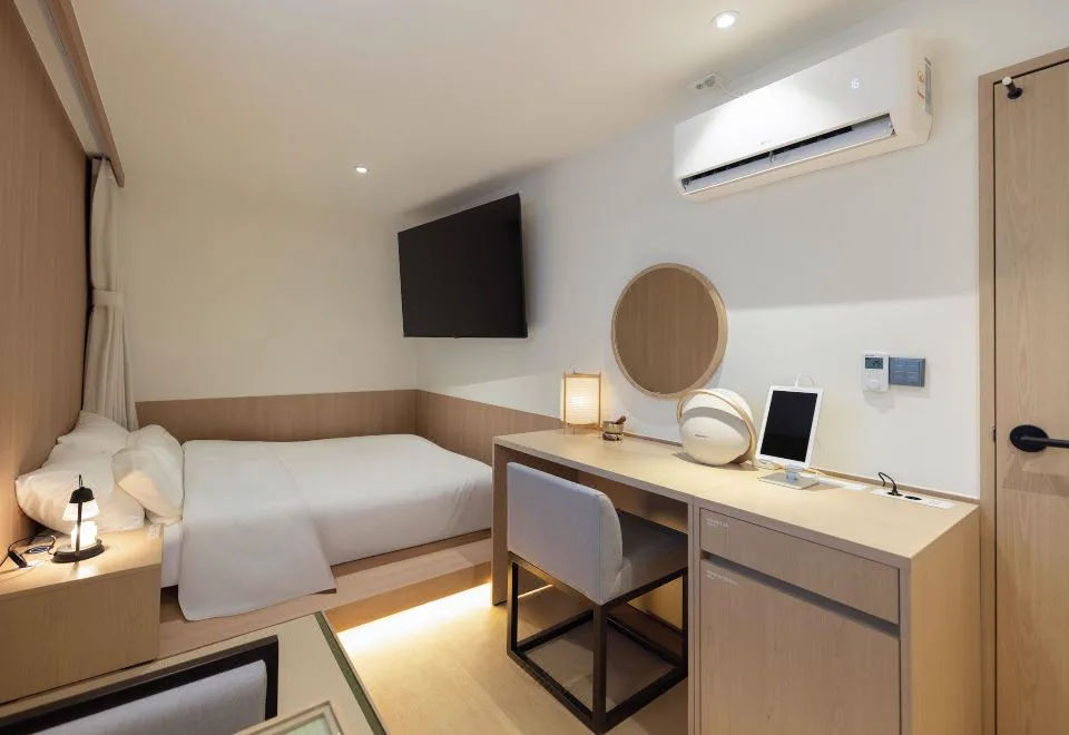Hotel Hyuso Guro guest room bed and desk