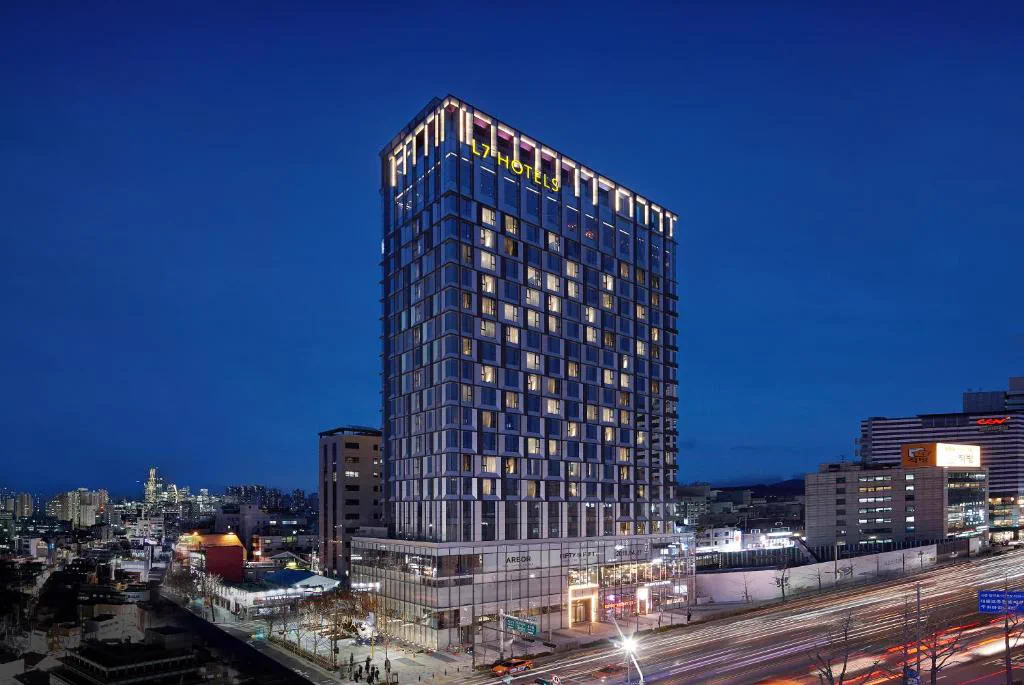 Don’t Compare L7 and Holiday Inn Express Hongdae by “Newness” Alone: The Difference Is What You Want Your Evenings to Do