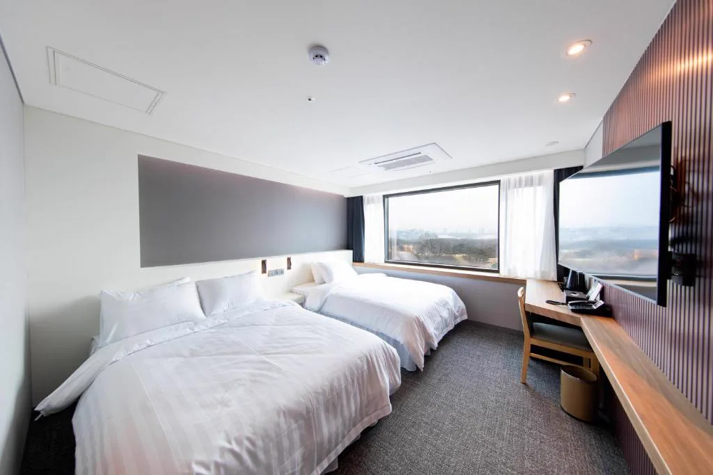 Guest room and bed layout at Seoul Olympic Parktel