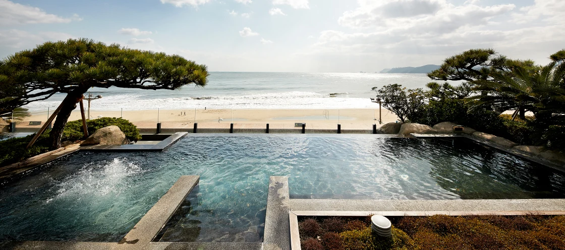 Paradise Hotel Busan Ocean Spa CIMER 官方實景照片,顯示海雲台海景與戶外溫泉空間