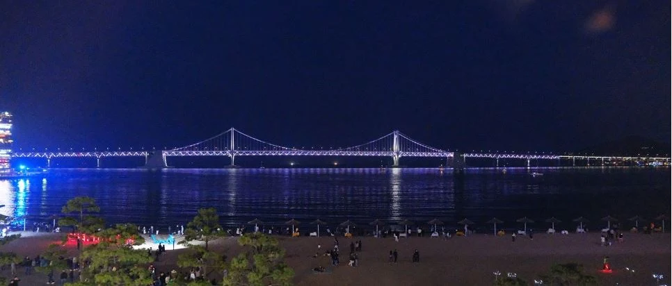為 12 分鐘 Drone Show 搬飯店，多半不划算；晚場才會改答案