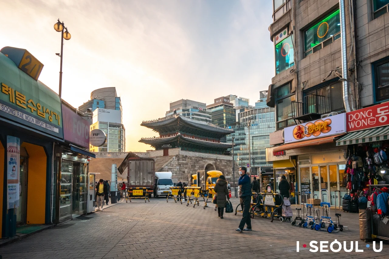 Real Korea travel scene related to Where to stay in Seoul with parents? Choose the base they would happily return to twice in one day 3