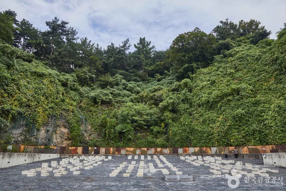Bukchon Hanok Village: a respectful route around time limits and slopes