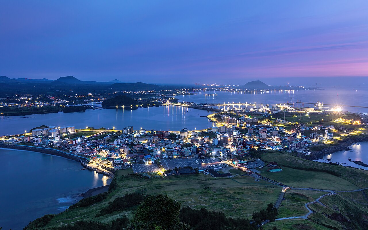 由城山日出峰望向城山里