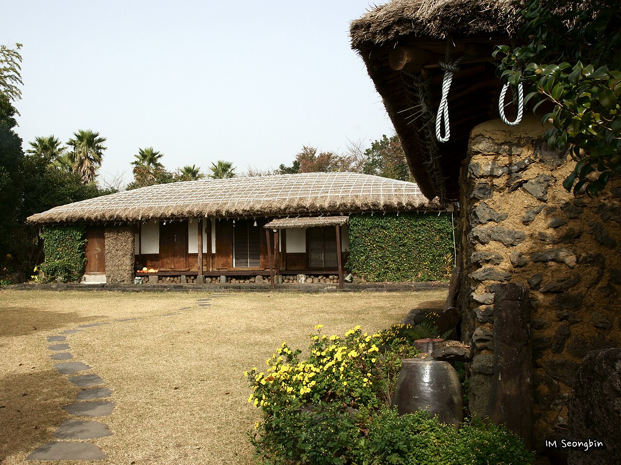 Camellia Hill 園內茅草屋與景觀